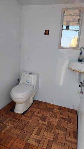 La salle de bains est pourvue de toilettes et d'un lavabo. dans l'établissement SandGlass Camp, à Badīyah