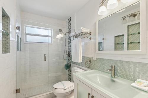 Ένα μπάνιο στο Chic Fort Lauderdale House with Private Pool