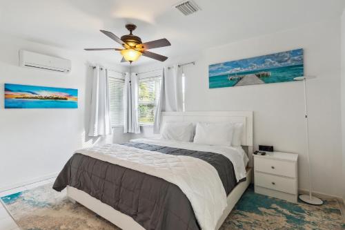 Ένα ή περισσότερα κρεβάτια σε δωμάτιο στο Chic Fort Lauderdale House with Private Pool