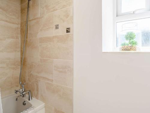 baño con ducha y aseo y ventana en 2 Bed in Lydbrook 83665 en Lydbrook