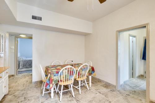 ein Esszimmer mit Tisch und Stühlen in der Unterkunft El Paso Vacation Rental about 6 Mi to Downtown! in El Paso