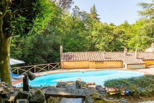 una piscina en un patio con un árbol en Molin Barletta - Nice Holiday House With Private Pool Marliana, Toscana en Marliana
