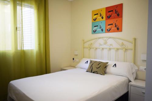 - une chambre avec un lit blanc et 2 oreillers dans l'établissement Anacasa Denimar Les Marines PB2107, à Dénia