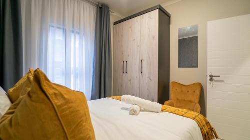 - une chambre avec un lit et une porte coulissante dans l'établissement Modern Midrand Gem, à Midrand