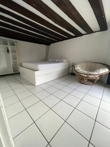 una camera con due letti e una panca di Charmant F3 à Longjumeau a Longjumeau