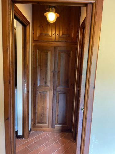 a hallway with a wooden door in a house at Vittoria Sweet Home in Ateleta