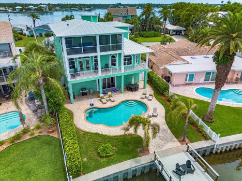 una vista aérea de una casa con piscina en Waterfront Luxury w/ Heated Salt Pool & Golf Cart en Clearwater Beach