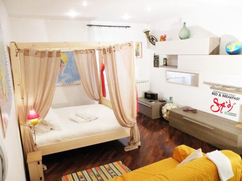 um quarto com uma cama com cortinas em B&b Sà Di.. em Monterotondo