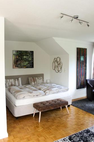 une chambre avec un lit et une table dans une pièce dans l'établissement Großzügige helle Ferienwohnung bis 4 Personen in Chalampe, Elsass, à Chalampé