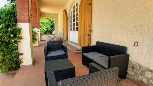 two chairs and a couch on a patio at Il Querceto in Bosco