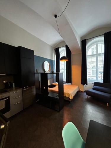 Un dormitorio con una cama, una mesa y una silla. en Apartments in the heart of Prague, en Praga