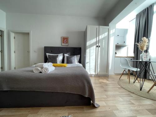 Postel nebo postele na pokoji v ubytování Bricks Studio Apartments
