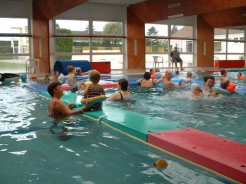 un groupe de personnes dans une piscine dans l'établissement App 1- Studio Lumineux et Jardin Hyper-Centre 5min gare, à Évreux