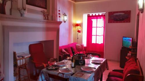 un salon avec une table et une cheminée dans l'établissement appartement edlweiss 4 pers dans gite