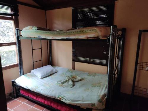 a bedroom with two bunk beds in a room at Las Palmeras casa en Melgar in Melgar