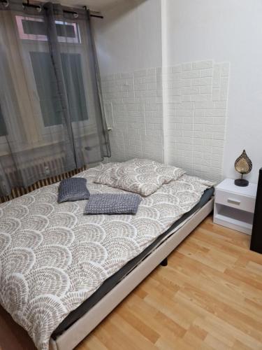 uma cama com duas almofadas num quarto em Appartamento centrale em Hanôver