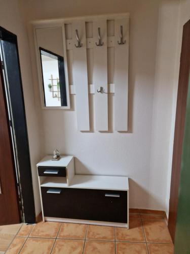 uma casa de banho com um lavatório e um espelho em Appartamento centrale em Hanôver