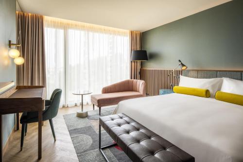 um quarto de hotel com uma cama e uma secretária em Renaissance Porto Lapa Hotel no Porto