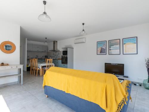 - une chambre avec une couverture jaune sur un lit dans l'établissement Maison neuve proche océan à Mimizan, 4 pers, clim, WIFI, jardinet, pistes cyclables, ménage inclus - FR-1-50-91, à Mimizan