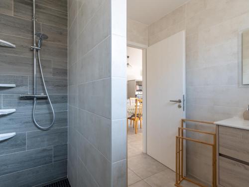 une salle de bain avec douche et lavabo dans l'établissement Maison neuve proche océan à Mimizan, 4 pers, clim, WIFI, jardinet, pistes cyclables, ménage inclus - FR-1-50-91, à Mimizan