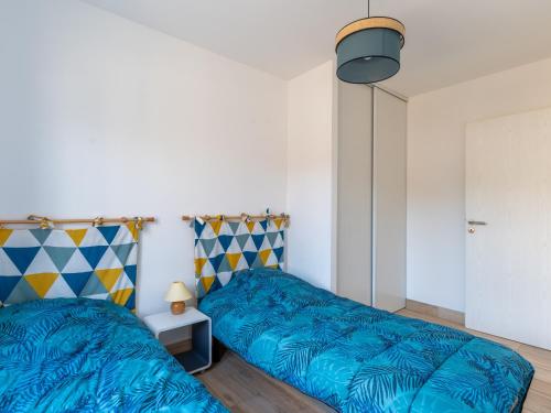 - une chambre avec deux lits côte à côte dans l'établissement Maison neuve proche océan à Mimizan, 4 pers, clim, WIFI, jardinet, pistes cyclables, ménage inclus - FR-1-50-91, à Mimizan