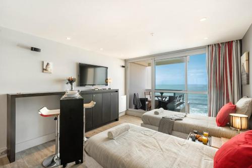 Una habitación de hotel con dos camas y vista al mar. en Biarritz - Residence Victoria surf - Face océan, en Biarritz