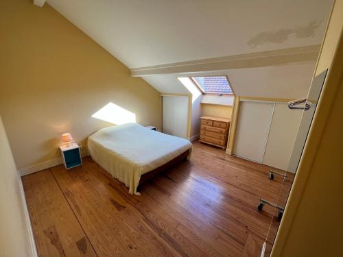 une petite chambre avec un lit et une fenêtre dans l'établissement Biarritz Beaurivage - Proche Cote des Basques, à Biarritz