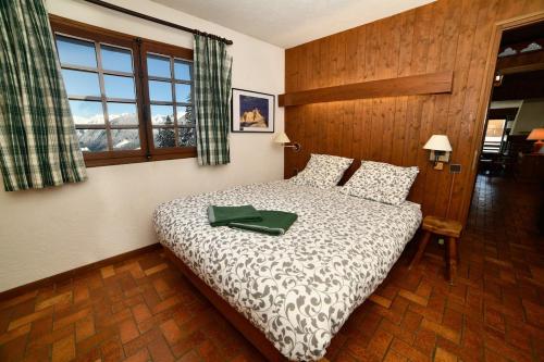 une chambre avec un lit avec un plateau dessus dans l'établissement St-Gervais - Le Bettex - Montagnes, à Saint-Gervais-les-Bains