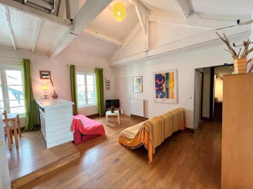 une chambre avec un lit et un bureau dans une pièce dans l'établissement Biarritz - Beaurivage - Proche cote des Basques, à Biarritz