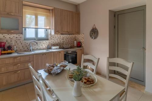Kuchyň nebo kuchyňský kout v ubytování Mythos Villas