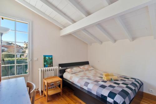 Säng eller sängar i ett rum på Biarritz - Quartier Saint Charles - Golf - Piscine