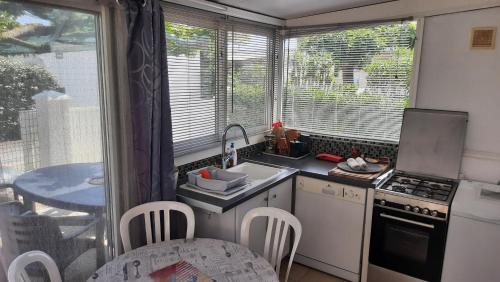 Η κουζίνα ή μικρή κουζίνα στο Bungalow tout confort avec accès direct à la plage