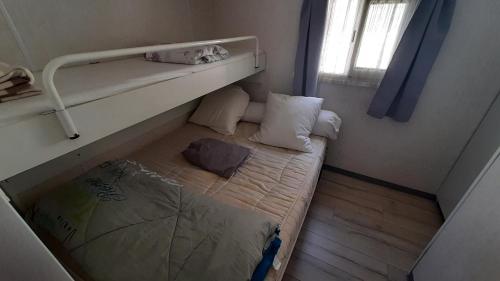 Ένα ή περισσότερα κρεβάτια σε δωμάτιο στο Bungalow tout confort avec accès direct à la plage