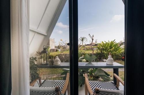 Blick auf einen Balkon mit Tisch und Stühlen in der Unterkunft APS House Pererenan in Canggu