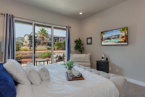Postel nebo postele na pokoji v ubytování Ocotillo Springs 18 Sleeps 23, Community Pool and Hot Tub, Beautiful View of Ocotillo Springs Amenities