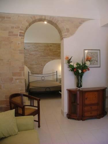 a living room with a couch and a vase of flowers at Le dimore Al Vecchio Teatro in Ortona