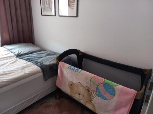 Ένα ή περισσότερα κρεβάτια σε δωμάτιο στο Apartament BEKA z miejscem postojowym