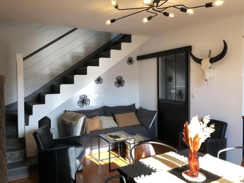 un salon avec un canapé et un escalier dans l'établissement Biarritz - Petricot - Balcon - Calme, à Biarritz