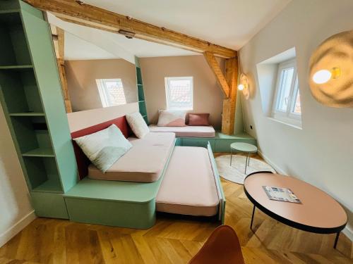 Habitación pequeña con sofá y mesa. en Biarritz centre - Halles - Rue Victor Hugo, en Biarritz