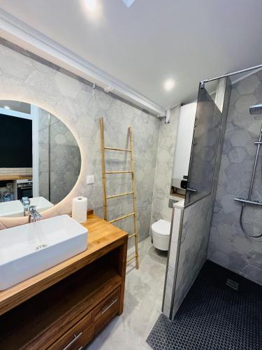 une salle de bain avec un lavabo et une douche dans l'établissement Biarritz Beaurivage - Magnifique T1 bis, à Biarritz