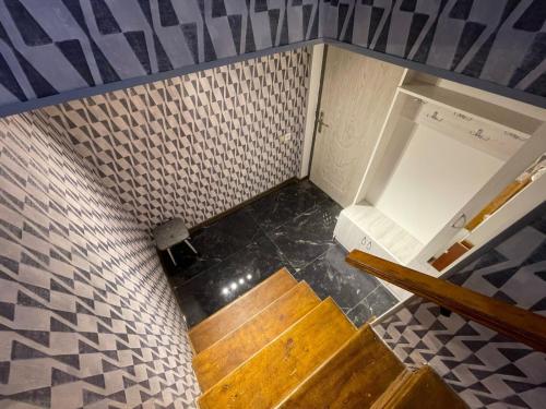 een keuken met een koelkast bij Resulzade Villa in Baku