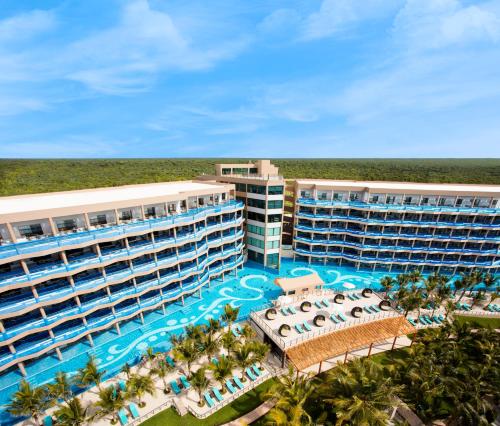 una vista aérea del gran complejo de casinos cayman en El Dorado Seaside Palms, Catamarán, Cenote & More Inclusive, en Akumal
