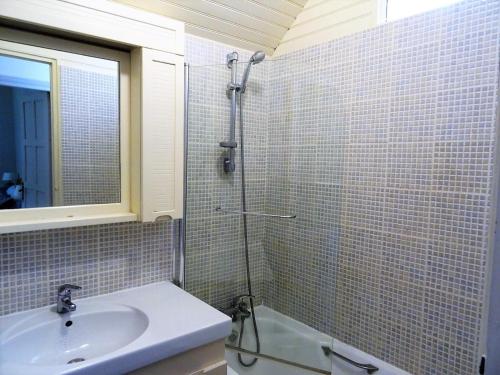 ein Bad mit einem Waschbecken und einer Dusche in der Unterkunft Consolata in Hautot-sur-Mer