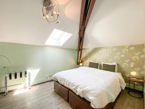 ein Schlafzimmer mit einem großen Bett in einem Zimmer in der Unterkunft Hotel A Fleur de Couette in Auvelais