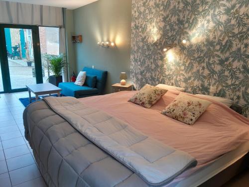 een groot bed met 2 kussens in een slaapkamer bij Domaine de Meslay, chambres avec salle d'eau et wc in Fyé