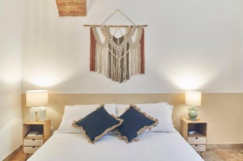 1 dormitorio con 1 cama blanca y 2 mesitas de noche en La Limonaia Country House en Siena