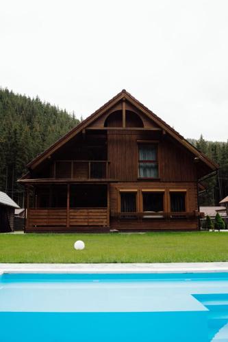 Kolam renang di atau dekat dengan Berghaus Bukovel