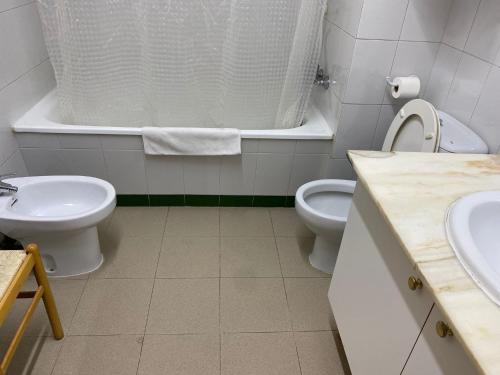 Vonios kambarys apgyvendinimo įstaigoje Apartaments Crest Pas