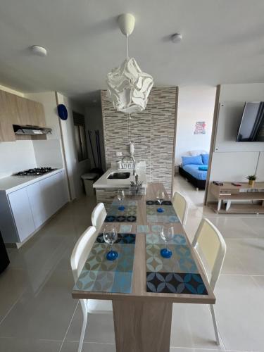 a dining room with a table and chairs in a room at Apto de lujo. Ricaurte-Girardot in Ricaurte