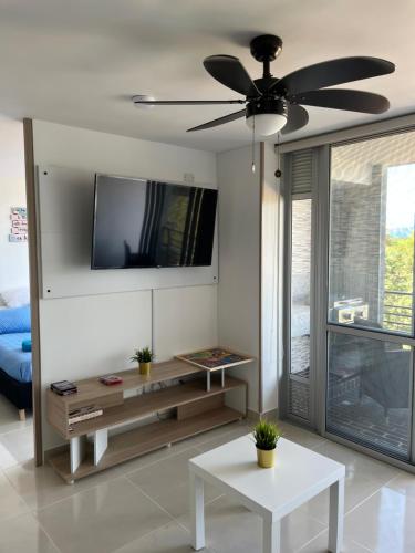 a living room with a ceiling fan and a table at Apto de lujo. Ricaurte-Girardot in Ricaurte
